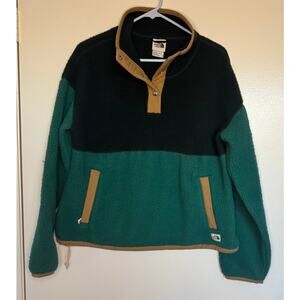 The Northface Women's Cragmont Fleece Jacket in Black/Green Size Medium